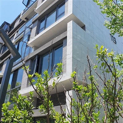 Placi de granit flexibile pentru placarea peretilor exteriori